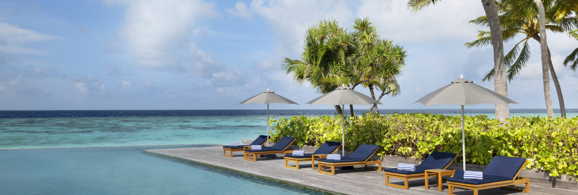 The Halcyon Private Isles Maldives _Main_Land_Pool_Sun_Lounge